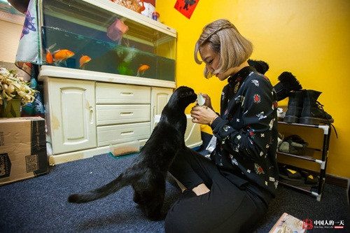 Phòng làm việc của Tuyên Tử cũng rất đa năng. Cô nhận nuôi một con mèo hoang và đặt tên là Coca. Ngoài thời gian làm việc, Tuyên Tử thích chơi đùa với nó.