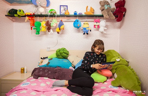 Tuy tuổi còn rất trẻ, nhưng cô đã có tâm huyết lớn với nghề xăm. 3 năm trước, cửa hàng của Tuyên Tử rất thô sơ. Cố gắng từng chút một, Tuyên Tử kiếm tiền và cải tạo nó, hiện tại đã rất đẹp, sạch sẽ, hiện đại, không gian gợi cảm hứng. Đặc biệt, việc trang trí cửa hàng đều là Tuyên Tử tự tay thiết kế.