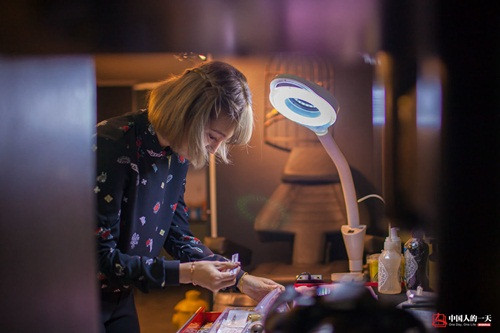 Sau khi trở về Trường Xuân, những khoản chi tiêu thường ngày Tuyên Tử đều phải tự giải quyết. Cô gái trẻ đã từng bán vỏ ốp điện thoại ở phố chợ đêm, gặp quản lý đô thị phải ôm thùng chạy gấp, có đêm phải chạy liên tục 5, 6 lần.