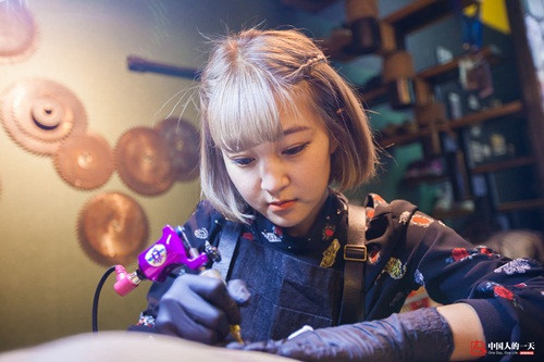 Cùng với khả năng hội họa và thiết kế, Tuyên Tử học rất nhanh. Sau đó cô nàng cần mẫn, miệt mài luyện tập thay đêm, xăm trên da lợn. Có những lần tập quá nhiều, tay Tuyên Tử dính đầy mỡ và mùi thịt lợn.