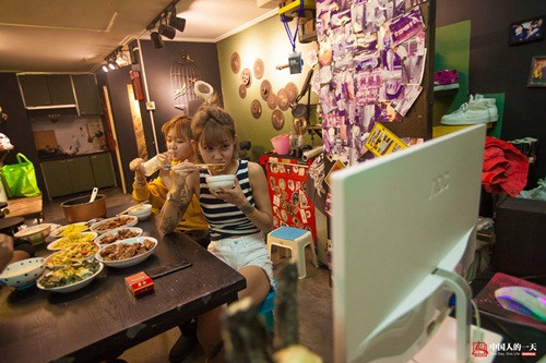 Do bận rộn, không có nhiều thời gian, Tuyên Tử thường dành thời gian bữa tối để cập nhật tin tức. Đến đêm, cô nàng sẽ lên những trang web xăm hình nghệ thuật của nước ngoài để hoạc hỏi. Trong tương lai, Tuyên Tử muốn mở rộng quy mô kinh doanh của cửa hàng.