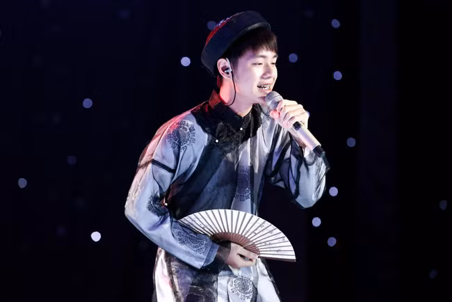 Cao Ba Hung an noi xac xuoc trong mot “status kin“?