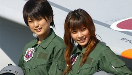 Nhat Ban cho phep nu phi cong lai may bay chien dau