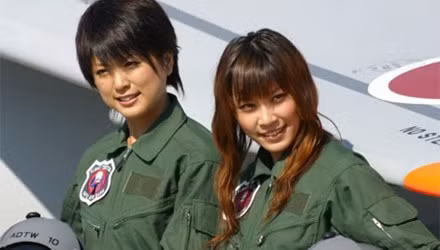 Nhat Ban cho phep nu phi cong lai may bay chien dau