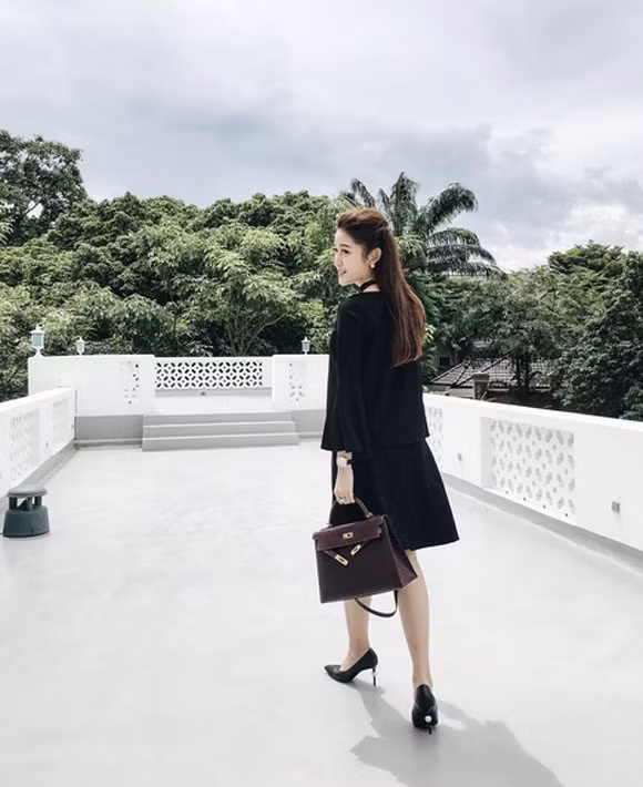 Huyền My khoe vẻ đẹp sang chảnh với thời trang kim cương, hàng hiệu.