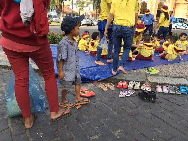 Cau be luom ve chai xep giay cho ban di da ngoai