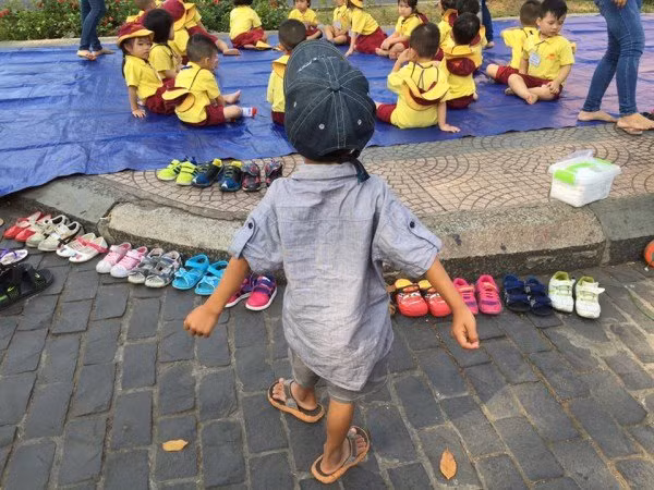 Anh Nghĩa nhận xét “Bé không được đến trường, nhưng ý thức thì dường như xuất phát từ những hành động bé quan sát hằng ngày. Việc làm này của bé làm tôi liên tưởng đến nhiều phụ huynh vẫn chở con ngang nhiên đi trên lề đường, với cái cớ sợ trễ giờ đi học của con. Những phụ huynh này hãy nên xem lại hành động của mình, bởi các bé sẽ học và ghi nhận những điều cha mẹ vẫn thường làm mỗi ngày” - anh Nghĩa cho biết.