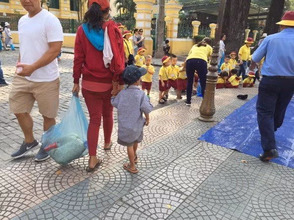 Anh Nghĩa chia sẻ thêm rằng bản thân anh thấy khá có duyên với cậu bé khi gặp em hai lần trong một ngày. “Sáng cậu làm hành động mang dép cô giáo để ngay cạnh dép các bé trường mầm non đang đi dã ngoại. Tới chiều, cậu bé lại xuất hiện với cử chỉ lắc lắc tay, mà theo tôi nghĩ, là cậu muốn nhân viên trật tự đô thị đừng tịch thu đồ của những bán hàng rong” - anh Nghĩa cho biết.