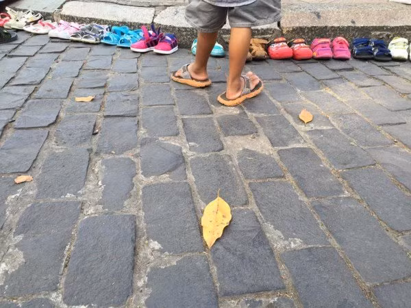 “Có một nhóm các bé mầm non được trường đưa đi thăm các địa điểm nổi tiếng tại Sài Gòn. Khi thấy cô giáo bỏ dép của các bạn học sinh không đúng vị trí, cậu bé lượm ve chai liền đi tới, cầm đôi dép đặt lại, rồi đứng nhìn” – anh Nghĩa kể lại. Hình ảnh cảm động trên được quay tại Công viên 30/4, Quận 1, TP.HCM.