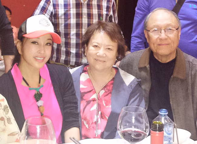 Mới đây nữ diễn viên nổi tiếng Lưu Hiểu Khánh chia sẻ hình ảnh ăn mừng buổi công chiếu đầu tiên vở kịch nói Võ Tắc Thiên. Hình ảnh các nghệ sĩ quây quần bên bàn tiệc, trong đó có một nhân vật khiến nhiều người hâm mộ đặc biệt chú ý, nữ nghệ sĩ gạo cội Triệu Mẫn Phân, từng thành công với vai Lão Phật Gia trong phần 2 và 3 bộ phim truyền hình ăn khách Hoàn Châu Cách Cách. Ở tuổi 76 thế nhưng Triệu Mẫn Phân mang lại cảm giác về một phụ nữ tuổi ngoài 50 bởi gương mặt bà dường như trẻ hơn so với tuổi thực. Ngồi bên cạnh bà chính là ông xã Lý Pháp Tăng cũng đến dự chúc mừng đoàn kịch của Lưu Hiểu Khánh.