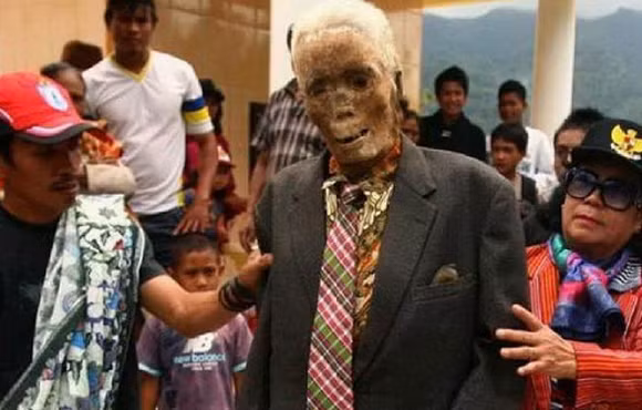 5. Nghi lễ dẫn xác chết về nhà Những người Toraja tại Indonesia có một tục lệ vô cùng kỳ dị vào mỗi năm, đó chính là họ bật nắp quan tài của những người thân đã chết để đưa họ về nhà. Những thi thể này sẽ được tắm rửa một cách sạch sẽ, thay quần áo mới và thật đẹp đẽ. Họ cho rằng linh hồn người đã chết vẫn còn tồn tại trên Trái Đất, và họ cũng cần được về thăm nhà của mình. Nghi lễ này giống như một kiểu để bày tỏ lòng quan tâm và bày tỏ tình cảm với người quá cố.