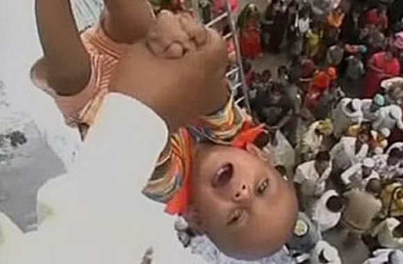 4. Nghi lễ ném con từ độ cao 9m Người dân tại ngôi làng ở phía tây Ấn Độ vẫn duy trì một nghi lễ khác thường: ném trẻ con từ độ cao 15m xuống một tấm chăn bên dưới với hi vọng đứa bé sẽ khỏe mạnh và mang lại sự thịnh vượng cho gia đình.