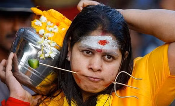 2. Tôn sùng các vị thần bằng cách xuyên các vật nhọn qua cơ thể Các lễ hội tại Batu Caves Hindu - ở Malaysia diễn ra hàng năm với nghi lễ vô cùng đáng sợ. Các khách hành hương sẽ phải bước lên 272 bậc thang lên đến đền thờ các vị thần Hindu, và họ thể hiện sự thành kính và tôn sùng bằng cách xuyên các vật nhọn qua cơ thể.