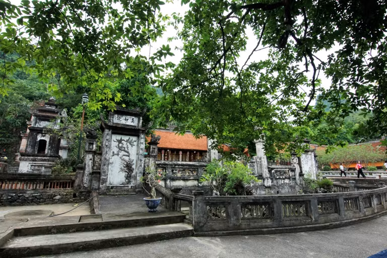 Thời bấy giờ chùa Thiên Trù được xây dựng trên một mảnh đất hình chữ nhật chạy dài suốt từ chân dốc cho tới bức tường ngăn giữa khoảng đất bằng phẳng và núi Sau Chùa.