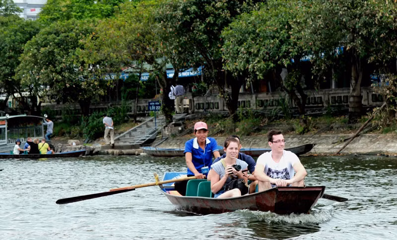 Để tới chùa Thiên Trù, du khách phải đi đò hoặc thuyền trên suối Yến từ bến Đục. Đây là con đường độc đạo để khám phá danh thắng chùa Hương Tích - “Nam thiên đệ nhất động” của nước ta.
