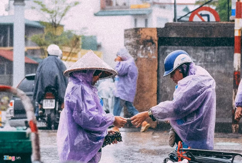 Cảnh trao đổi, buôn bán giữa mưa ở khu chợ đầu mối hoa quả nổi tiếng Hà Nội.