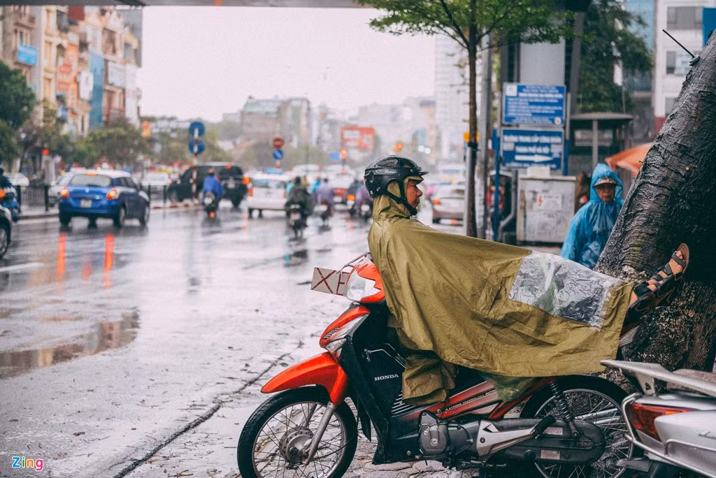 Vào quán nước ngồi lâu họ cũng đuổi, về nhà thì lấy gì mà ăn, trú mưa trước cửa nhà người ta lâu không được, tôi chỉ còn cách nằm trên yên xe - ông Xuyên, lái xe ôm ở phố Tây Sơn chia sẻ.