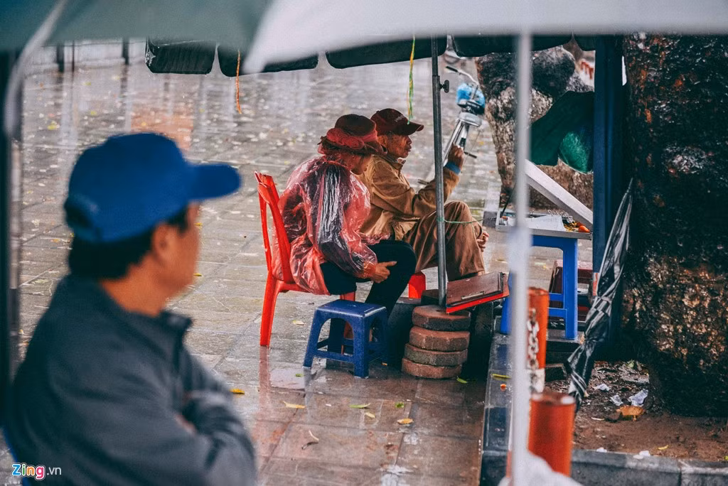 Mưa lạnh cũng làm ảnh hưởng đến những ngành nghề khác, nhiều hàng quán không có khách ra vào, từ người bán xổ số, quán nước trà ven đường hay hàng ăn ở các góc phố.