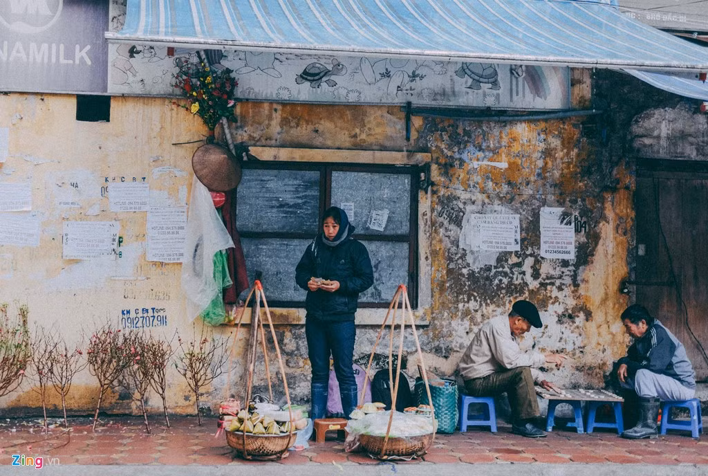 Chị bán xôi, bánh giò bên phố Hồ Đắc Di (quận Đống Đa) tìm một khoảng vỉa hè có mái hiên trú đợi khách.