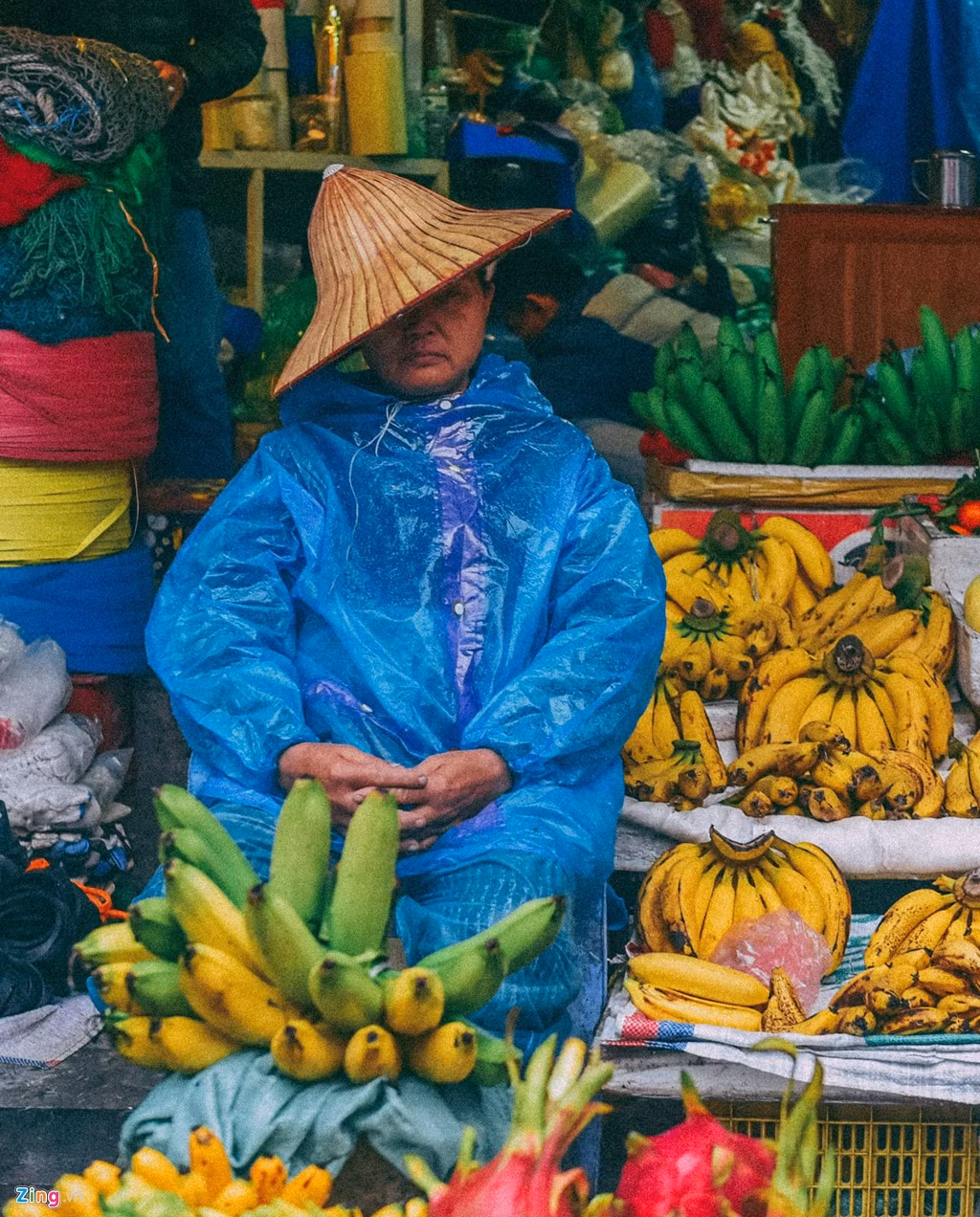 Một người bán chuối ngủ gật vì vắng khách.