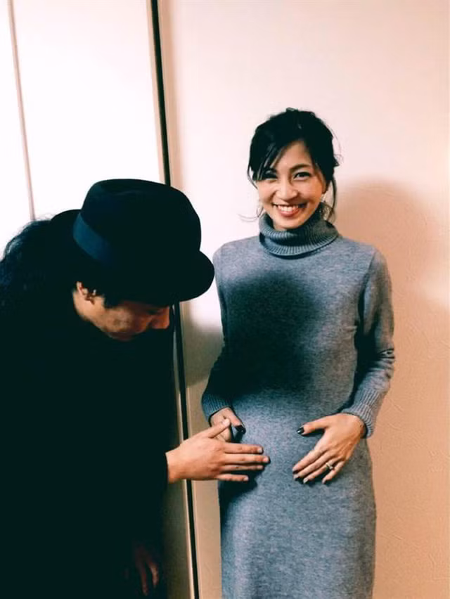 Misako Yasuda Mới đây, người đẹp Nhật Bản 34 tuổi Misako Yasuda khi đang mang bầu 5 tháng thì phát hiện chồng mình - Naoyuki Shimotori ngoại tình. Trước đó không lâu, Misako còn đăng hình ảnh ngọt ngào của hai vợ chồng lên mạng xã hội. Vậy mà, không lâu sau đó, tờ Shukan Bunshun của Nhật đã phanh phui chuyện "tòm tem", "ăn vụng" của Naoyuki Shimotori trong thời gian vợ đang mang thai.