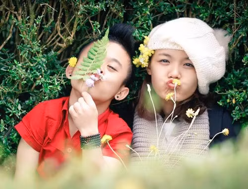 Đôi trẻ không ngần ngại đăng ảnh thân mật lên trang cá nhân. Bên cạnh sự ủng hộ, không ít người cho rằng đây là chiêu trò, Tiến - Thảo cố tình dựa nhau để nổi tiếng. Cả hai từng chia sẻ họ rất mệt mỏi khi phải đối diện với những thị phi của dư luận.