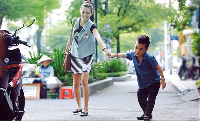 Mặc dù luôn tỏ ra lạc quan, vui vẻ, Xuân Tiến đến với tình yêu này vẫn không tránh khỏi những phút giây mặc cảm. "Yêu Thảo là điều mình chưa bao giờ nghĩ tới, bởi mình vốn là người kém may mắn về ngoại hình", chàng trai 24 tuổi tâm sự.