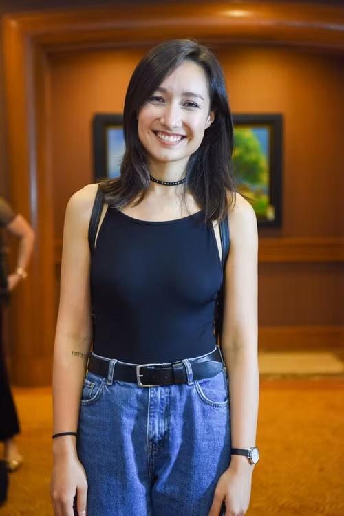 5. Con gái nhạc sĩ Anh Quân - Anna Trương Anna Trương là con gái của nhạc sĩ Anh Quân với người vợ trước, sống tại Đức nên cô sở hữu vẻ đẹp rất Tây. Hiện tại Anna Trương đang du học tại Mỹ, trương trường âm nhạc Berklee danh tiếng thế giới. Cô là niềm tự hào của ca sĩ Mỹ Linh và nhạc sĩ Anh Quân.