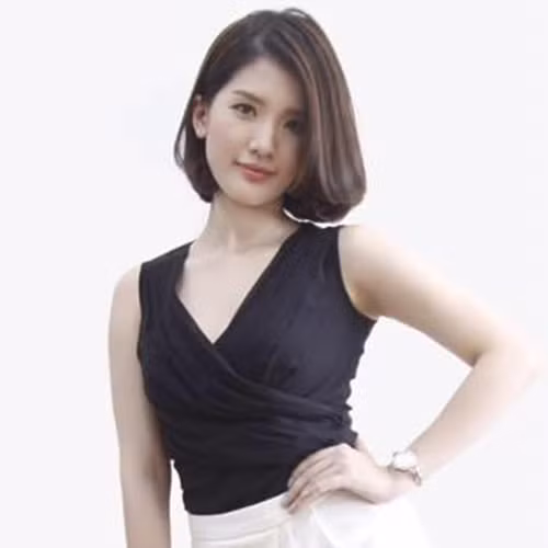 Dù đã bước sang tuổi 30 nhưng Huyền Trang vẫn là một cô gái rất trẻ trung, xinh xắn, sở hữu nụ cười tươi rạng rỡ. Cô gái tuổi băm khiến nhiều người nhầm tưởng chỉ ở độ tuổi đôi mươi vì trẻ trung, cách ăn mặc hợp xu hướng.