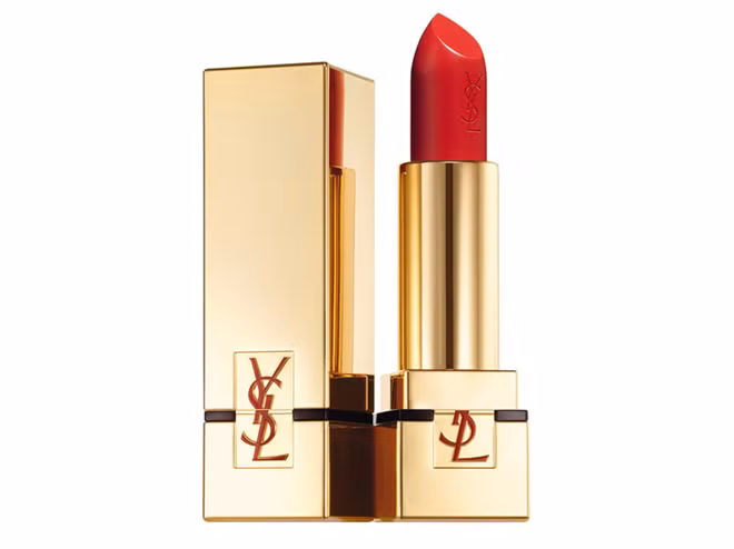4. Yves Saint Laurent Rouge Pur Couture Lipstick-Le Rouge Xếp ở vị trí thứ 4 chính là thỏi son sang trọng của Yves Saint Laurent. Chất son mịn, chứa nhiều dưỡng đem lại vẻ căng mọng mượt mà nhưng không hề bết dính trên môi. Thậm chí, có người còn so sánh chất liệu son của Yves Saint Laurent như thứ lụa satin hảo hạng, khiến cho họ có được cảm giác nâng niu khi trang điểm.