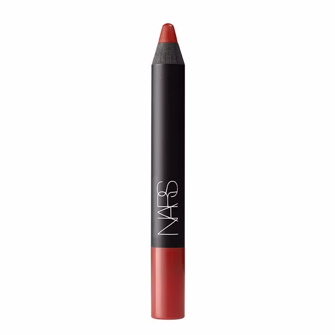 10. NARS Cosmetics Velvet Matte Lip Pencil-Cruella Như một cây bút chì xinh xắn nhưng lại ẩn chứa những bất ngờ thú vị, Cruella Pencil của NARS chiếm được cảm tình của đông đảo giới Beauty Blogger ngay từ khi mới ra mắt. Không những bền màu và tạo ra kết thúc mịn lì vượt trội, cây son đỏ của NARS còn rất tiện dụng khi mang theo hoặc sử dụng đa năng như một chiếc bút kẻ viền môi với độ chuẩn xác cao. Cruella được xem là đối thủ đáng gờm của tất cả các thương hiệu còn lại.