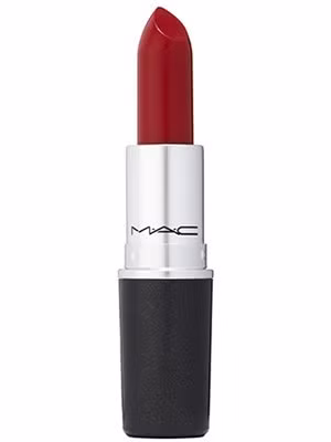 1. M.A.C - Ruby Woo Đứng đầu danh sách là thỏi son đỏ nổi tiếng Ruby Woo của M.A.C. Ruby Woo tượng trưng cho sắc đỏ thuần túy và chuẩn mực, quyến rũ mà bất cứ người phụ nữ nào cũng coi đó là thứ “vũ khí chết người” cần có để luôn mang theo bên mình.