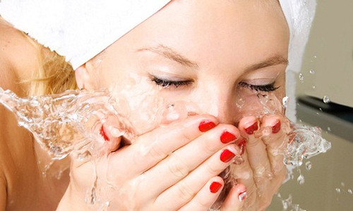 Pha huy lan da cua minh vi rua mat khong dung cach