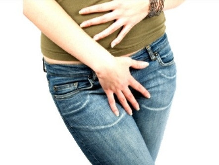 Nhịn tiểu lâu. Nhịn tiểu là một thói quen không tốt cho sức khỏe nhất là có thể gây ra nguy hại cho thận. Nước tiểu được chứa trong bàng quang trong khu vực xương chậu và được hỗ trợ bởi cơ xương chậu, chứa nước tiểu từ khi nhận cho đến khi nước tiểu được phóng thích ra bên ngoài.