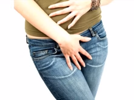 Nhịn tiểu lâu. Nhịn tiểu là một thói quen không tốt cho sức khỏe nhất là có thể gây ra nguy hại cho thận. Nước tiểu được chứa trong bàng quang trong khu vực xương chậu và được hỗ trợ bởi cơ xương chậu, chứa nước tiểu từ khi nhận cho đến khi nước tiểu được phóng thích ra bên ngoài.