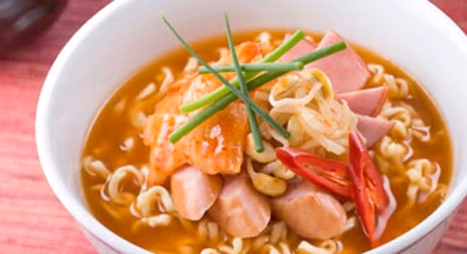 Ăn quá nhiều mì tôm và các muối. Thói quen ăn mặn khiến tuần hoàn máu tăng đến cầu thận buộc thận phải làm việc nhiều dẫn đến suy thận. Đối với người măc bệnh thận nếu ăn nhiều muối sẽ suy sụp nhanh hơn, ngược lại nếu ăn ít muối thì chức năng thận được cải tạo tốt hơn. Không chỉ có thế muối còn là nguyên nhân dẫn đến sỏi thận, thận nhiễm mỡ.