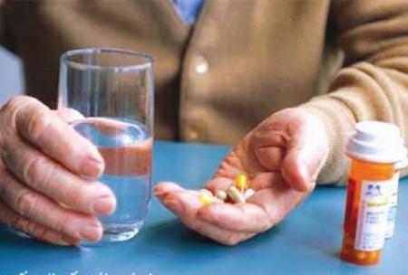 Sử dụng thuốc không đúng cách. Nhiều người bị bệnh, hoặc lo lắng cơ thể thiếu vitamin, nhất là canxi nên tự ý mua về bổ sung cho cơ thể. Với một số thuốc phải uống đúng giờ, uống với nhiều nước, không được kết hợp với 1 số loại thuốc khác... nhưng người dùng không theo chỉ dẫn hoặc không chịu tìm hiểu nên đã sử dụng sai cách.