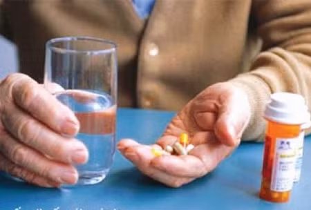 Sử dụng thuốc không đúng cách. Nhiều người bị bệnh, hoặc lo lắng cơ thể thiếu vitamin, nhất là canxi nên tự ý mua về bổ sung cho cơ thể. Với một số thuốc phải uống đúng giờ, uống với nhiều nước, không được kết hợp với 1 số loại thuốc khác... nhưng người dùng không theo chỉ dẫn hoặc không chịu tìm hiểu nên đã sử dụng sai cách.