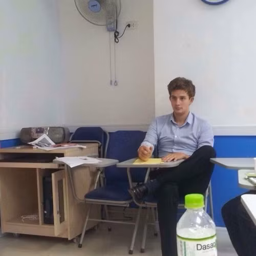 Thầy để ý có bạn nói mình đã có vợ và con ở Anh, có ai chỉ thầy với, thầy cũng mong gặp họ quá à. Hihi”. Rất nhiều bạn nữ đã tag bạn bè của mình và bình luận những dòng tin hài hước dành cho thầy giáo “soái ca” của mình.