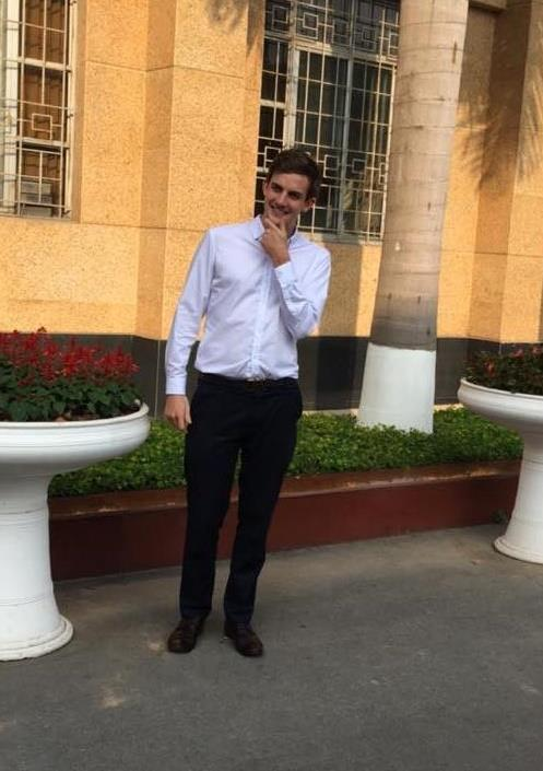 Thay giao ngoai quoc dien trai khien nu sinh Ha Noi “ban loan“