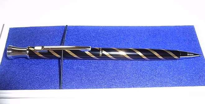 Sharp: Tập đoàn công nghệ Sharp của Nhật Bản thành lập vào năm 1912, khi đó hãng là xưởng sản xuất đồ kim loại. Ngoài sản phẩm móc khóa kim loại, họ còn phát minh ra bút chì bấm mang tên Ever Sharp. Năm 1964, Sharp tung ra máy tính transistor đầu tiên trên thế giới, đặt nền móng phát triển cho tập đoàn công nghệ này.