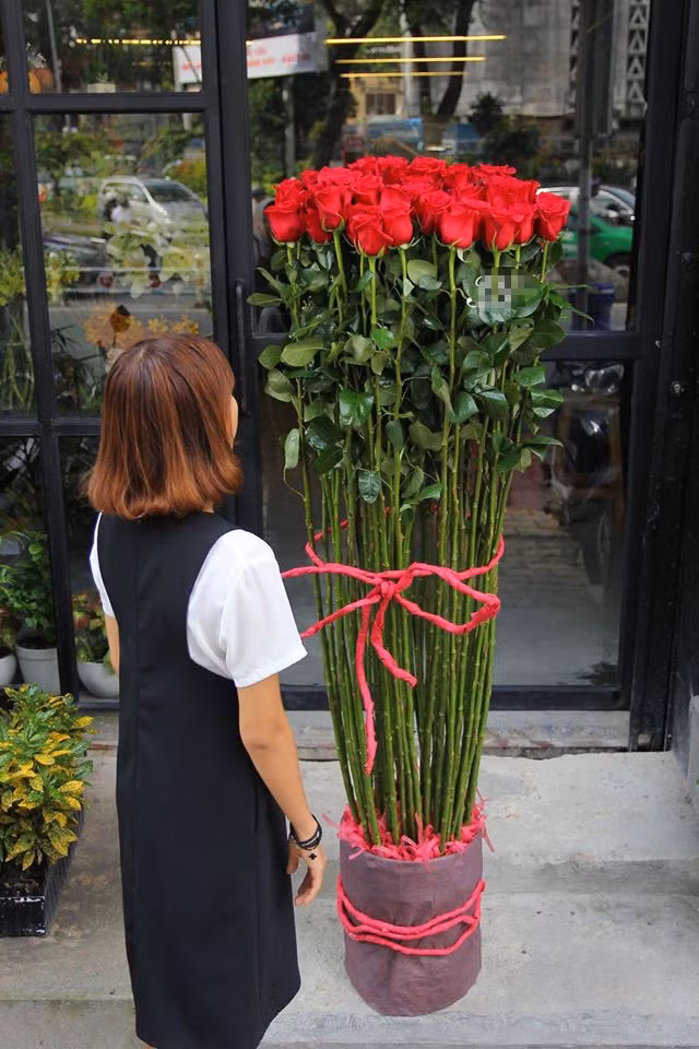 Hoa hong gia nua trieu cao hon nguoi chay hang dip Valentine