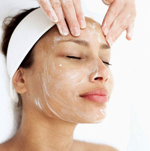 Hiện nay khi thời tiết se lạnh hanh khô, làn da dễ bị mất nước, khô nẻ, chị em có thể dùng củ đậu tươi thái lát, đắp hoặc ép lấy nước để làm mặt nạ bôi mặt sẽ giúp làn da thêm mịn màng, khỏi khô và nứt nẻ, giảm vết nhăn, da căng bóng trắng hơn và hút các chất độc trong lỗ chân lông.