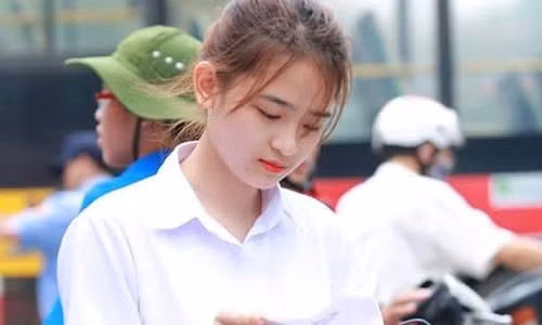 Them nu sinh bat ngo noi tieng sau khi bi chup len