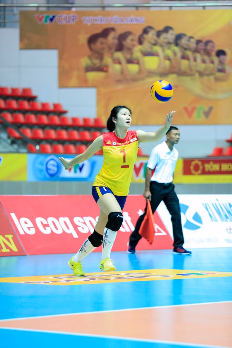 Cô cũng cao đến 1,84 m nên có lợi thế trong các pha chắn bóng hay phát bóng.