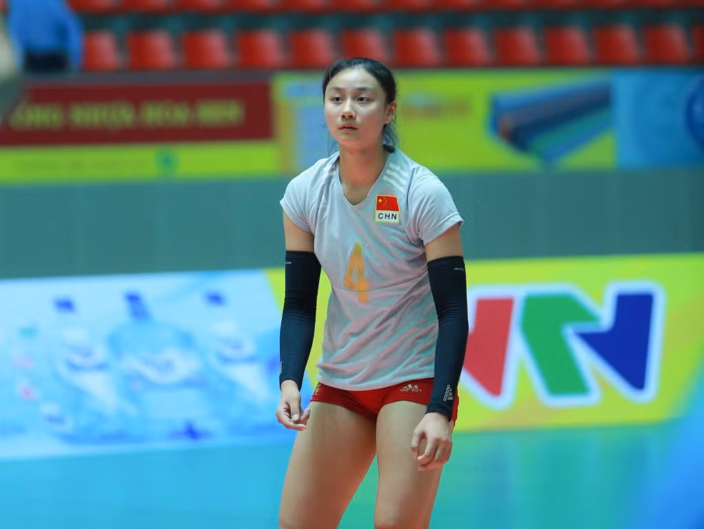 Cô được đánh giá là ứng cử viên sáng giá cho danh hiệu Miss VTV Cup 2016. Bên ngoài sân đấu, cô gái Trung Quốc cũng rất thân thiện với người hâm mộ.