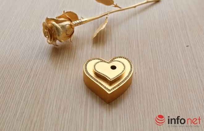 Chơi sang, vị đại gia chọn món quà khá “độc” để lấy lòng người phụ nữ của mình bằng cách đặt hẳn đơn vị chuyên mạ vàng, độ vàng đúc hẳn một bông hồng vàng 24K nguyên khối, cùng với đó cả bông hoa và chân đế còn được đính kim cương tự nhiên.