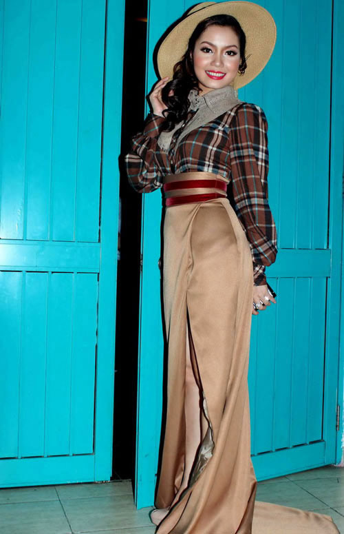 Khi diện đầm xẻ cao, nữ ca sĩ đã may lại tà váy vì sợ có lúc kém duyên trước ống kính.