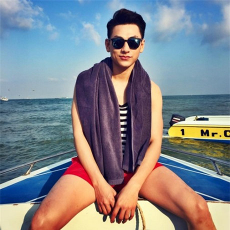 Isaac cũng áp dụng cách này khi tạo dáng trên du thuyền.