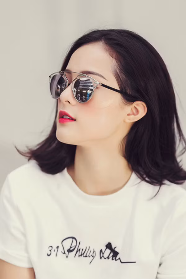 Ngoài những món đồ trên, kính hiệu của Hạ Vi cũng rất phong phú. Đây là cặp kính So Real của Dior với giá trên dưới 10 triệu đồng.